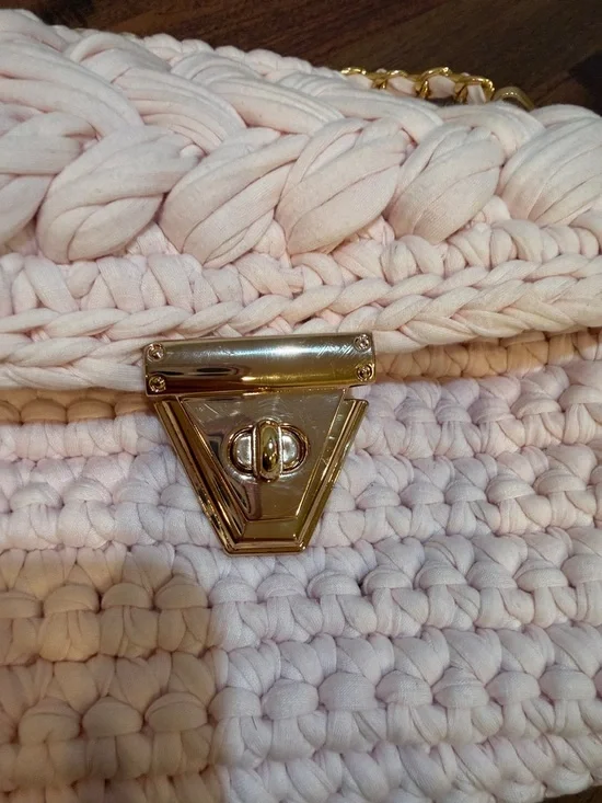NEW… Handwoven Pink Crochet Shoulder Bag with Gold Chain - Picture 3 of 12